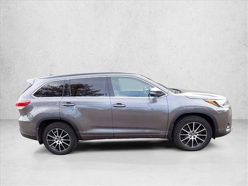 Used 2018 Toyota Highlander SE image 4