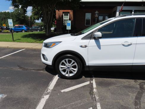 Used 2018 Ford Escape SE FWD image 2