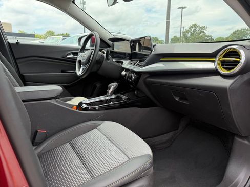 Used 2024 Chevrolet Trax LT w/ LT Convenience Package FWD image 31