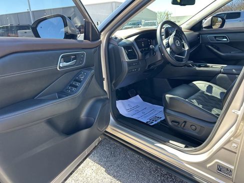 Used 2023 Nissan Rogue Platinum w/ Platinum Premium Package image 10