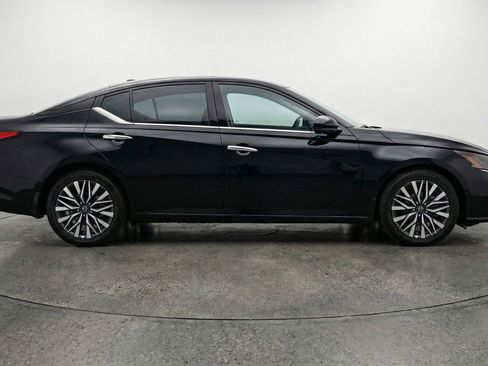 Used 2025 Nissan Altima 2.5 SV FWD image 9