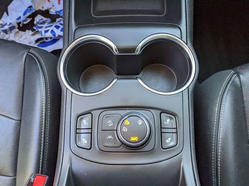 Used 2024 GMC Terrain SLT image 14