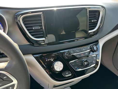 Used 2024 Chrysler Pacifica Touring-L FWD image 24