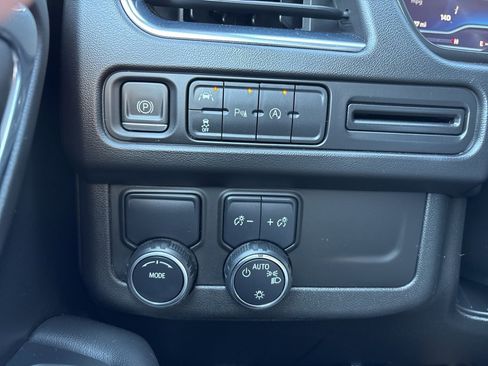 Used 2023 Chevrolet Suburban Premier image 21