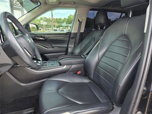 Used 2021 Toyota Highlander XLE FWD image 16