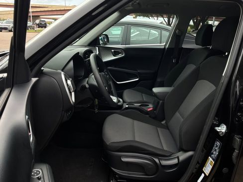 Used 2025 Kia Soul LX w/ LX Technology Package FWD image 10