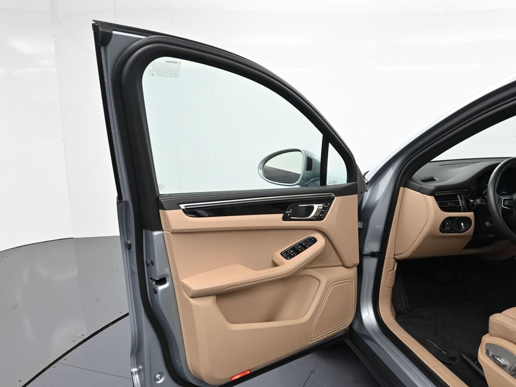 Certified 2023 Porsche Macan AWD/4WD image 16