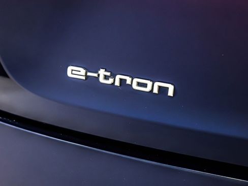 Used 2022 Audi e-tron Premium image 9