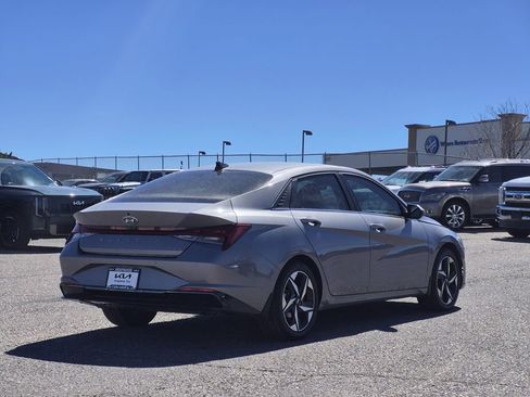 Used 2023 Hyundai Elantra Limited image 5