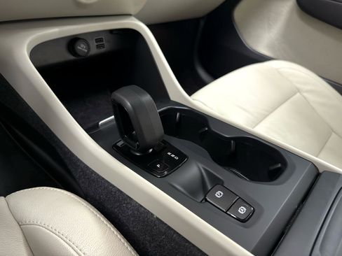 Used 2022 Volvo XC40 T5 Momentum image 25