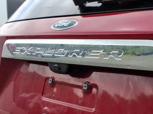 Used 2022 Ford Explorer Limited w/ Equipment Group 301A AWD/4WD image 17