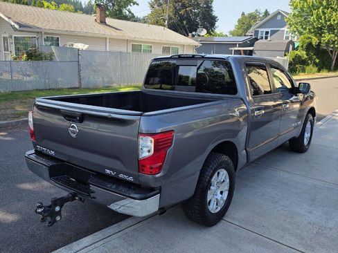 Used 2019 Nissan Titan SV image 5
