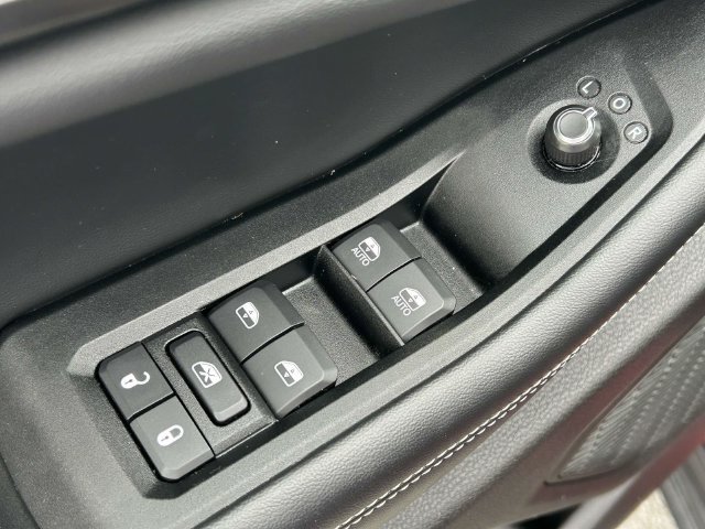 Used 2025 Jeep Grand Cherokee L Altitude RWD image 17