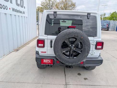 Used 2023 Jeep Wrangler Unlimited Sahara AWD/4WD image 26