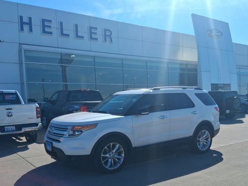 Used 2015 Ford Explorer XLT w/ Equipment Group 202A image 3