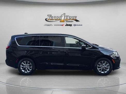 New 2026 Chrysler Pacifica Limited image 9