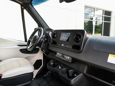 Used 2022 Mercedes-Benz Sprinter 2500 image 37