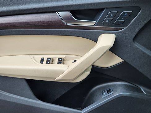 Used 2021 Audi Q5 Premium w/ Convenience Package image 7