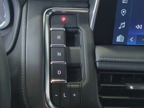 Used 2023 Chevrolet Tahoe Z71 w/ Luxury Package AWD/4WD image 33