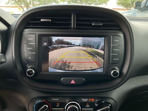Used 2025 Kia Soul LX w/ LX Technology Package FWD image 25