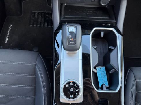 New 2025 Mitsubishi Outlander SE image 23