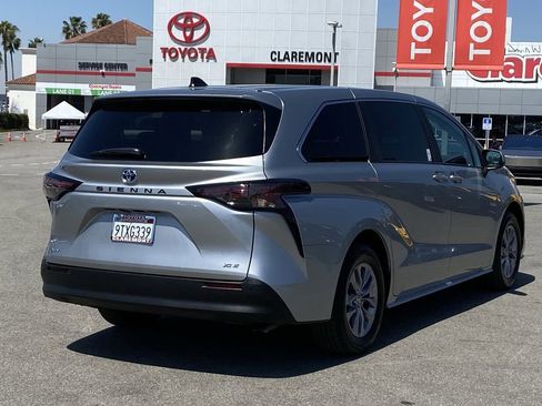Certified 2025 Toyota Sienna XLE FWD image 41
