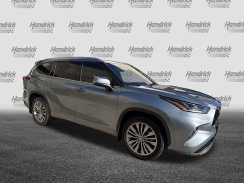Used 2022 Toyota Highlander Platinum image 2
