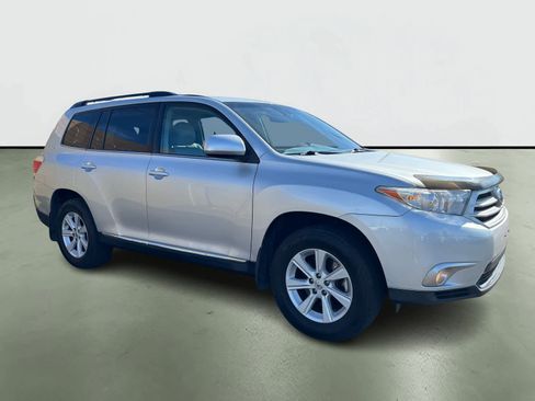 Used 2012 Toyota Highlander SE w/ Tow Pkg image 4