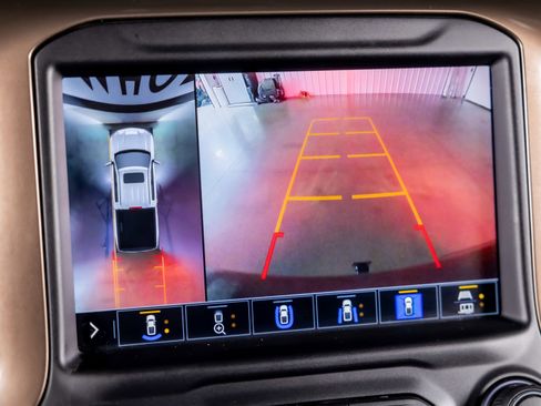 Used 2021 Chevrolet Silverado 1500 High Country w/ Technology Package image 11