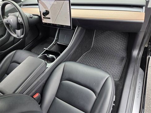 Used 2020 Tesla Model 3 image 17