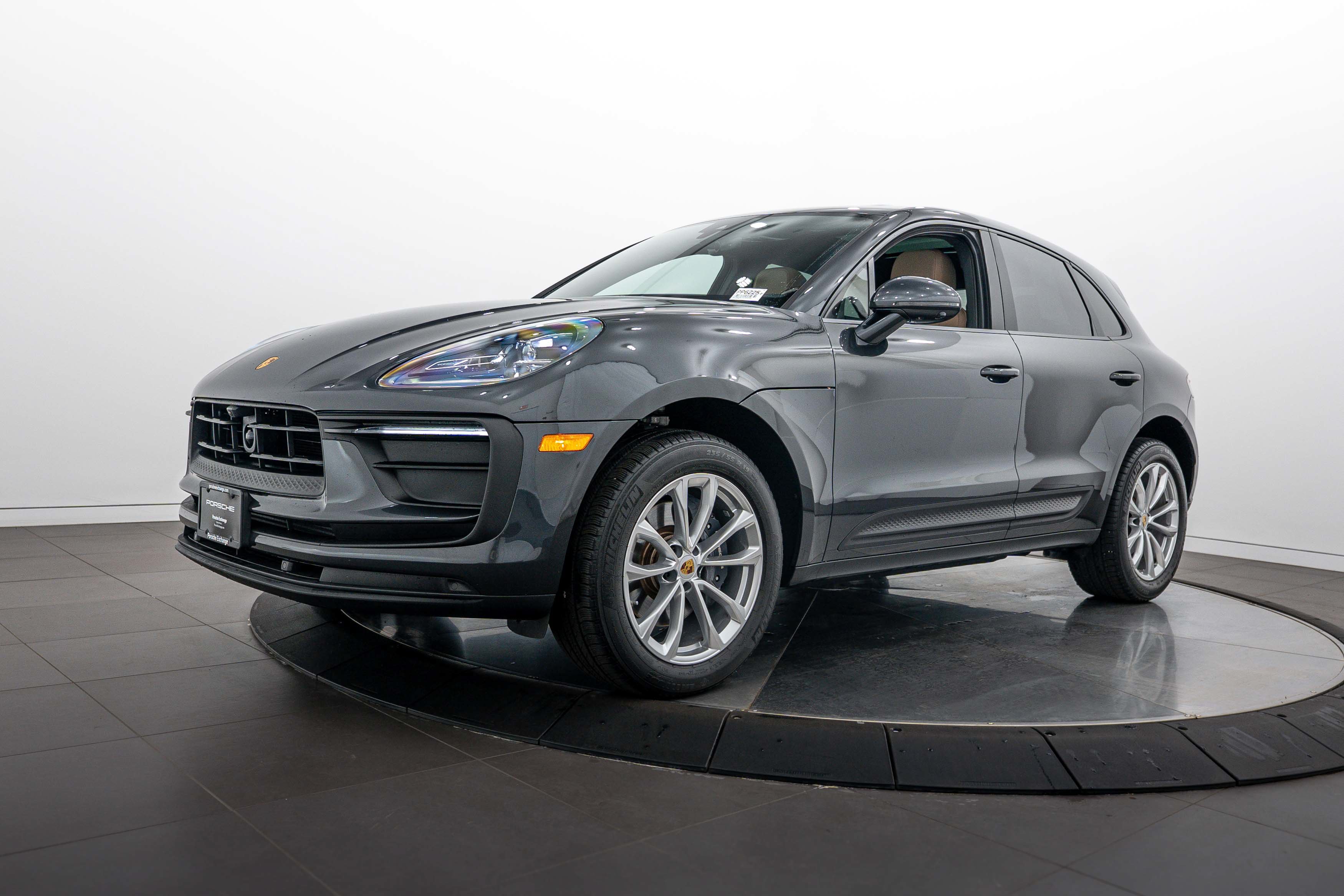 Certified 2025 Porsche Macan AWD/4WD image 1