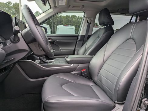 Used 2024 Toyota Highlander XLE FWD image 14
