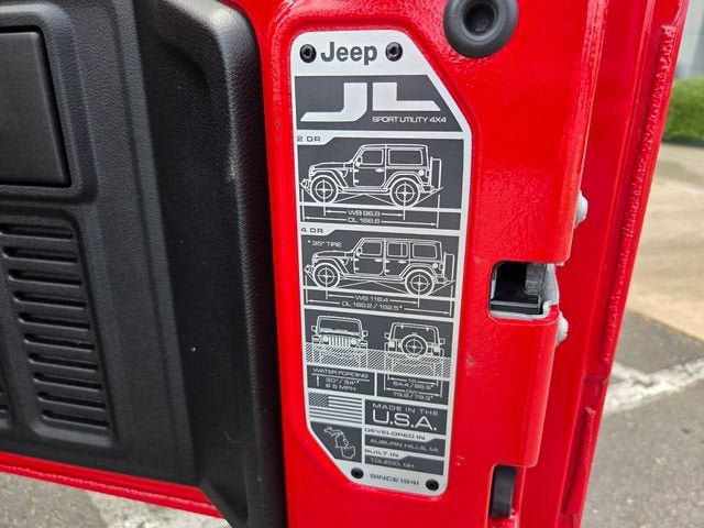 Used 2025 Jeep Wrangler Unlimited Rubicon AWD/4WD image 16
