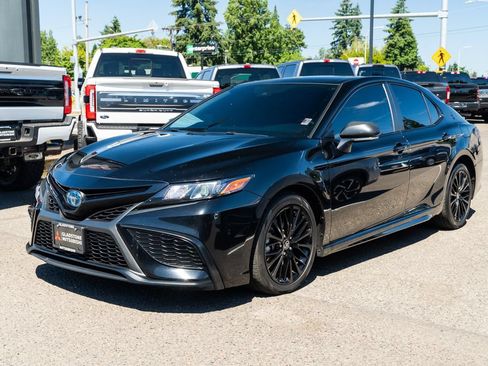 Used 2022 Toyota Camry SE w/ Convenience Package FWD image 3
