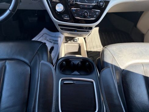 Used 2018 Chrysler Pacifica Touring-L Plus FWD image 32