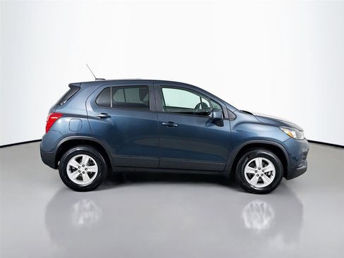 Used 2022 Chevrolet Trax LS w/ Tint and Cruise Package image 10