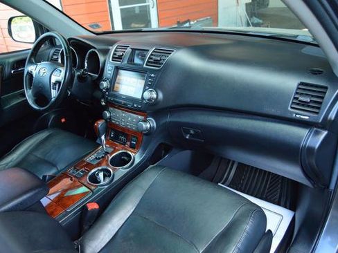 Used 2012 Toyota Highlander Limited w/ Tow Pkg AWD/4WD image 18