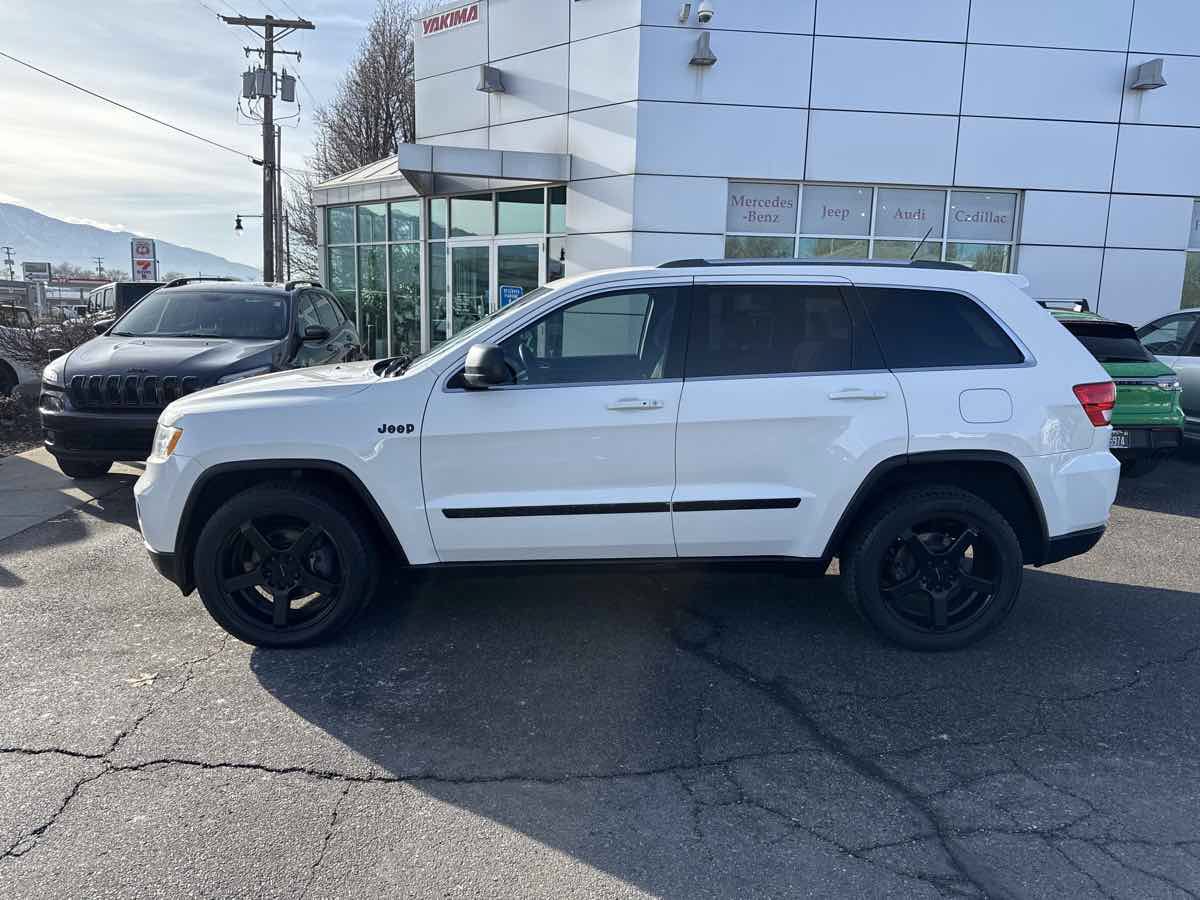 Used 2012 Jeep Grand Cherokee Laredo w/ Laredo E Group AWD/4WD image 9