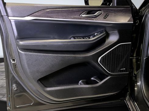 Used 2022 Jeep Grand Cherokee L Limited image 19