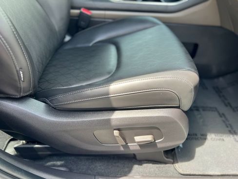 Used 2025 Kia Carnival EX FWD image 29