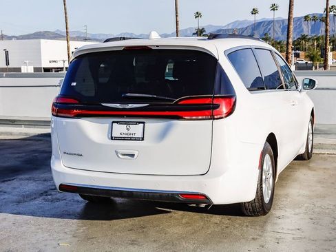 Used 2022 Chrysler Pacifica Touring-L FWD image 9