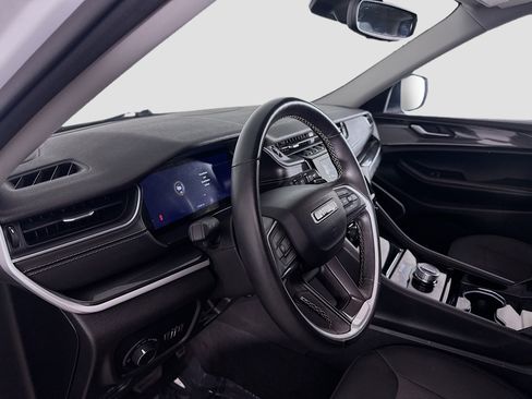 Used 2022 Jeep Grand Cherokee Laredo w/ Luxury Tech Group I image 23