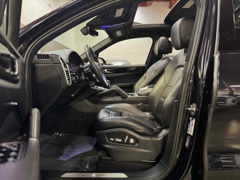 Used 2019 Porsche Cayenne w/ Premium Package AWD/4WD image 39