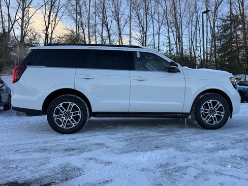 New 2026 Ford Expedition Active image 13