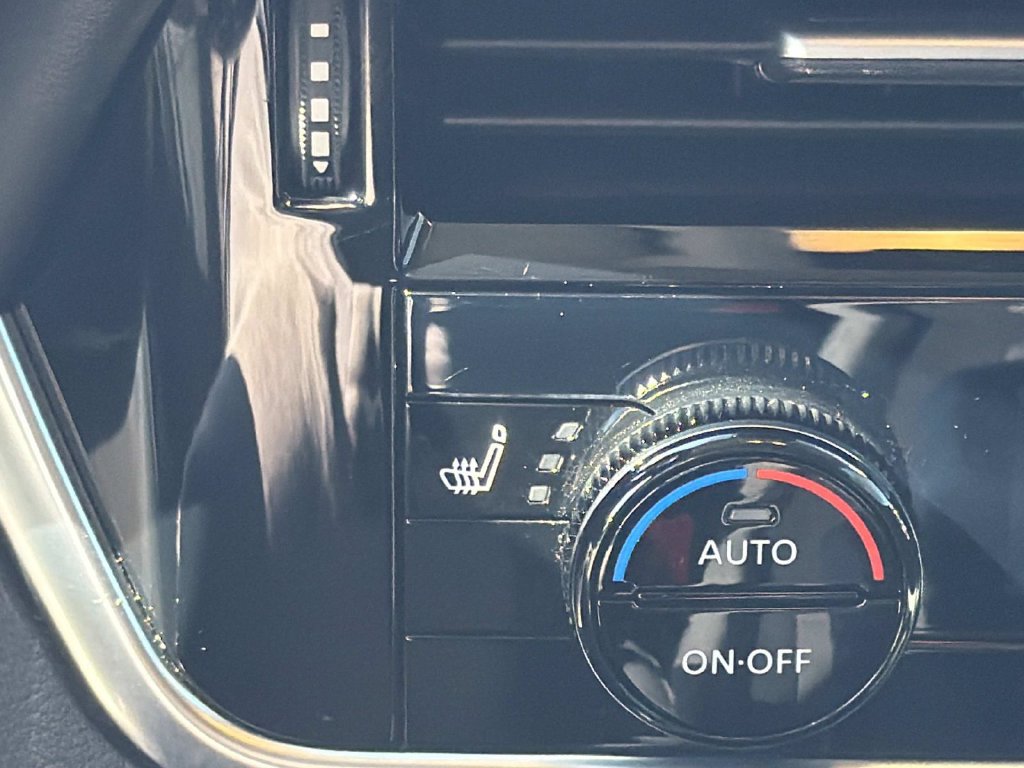 Used 2021 Nissan Rogue SV w/ Premium Package FWD image 16