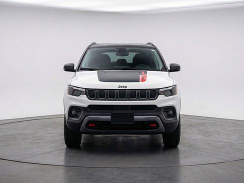 Used 2025 Jeep Compass Trailhawk image 2