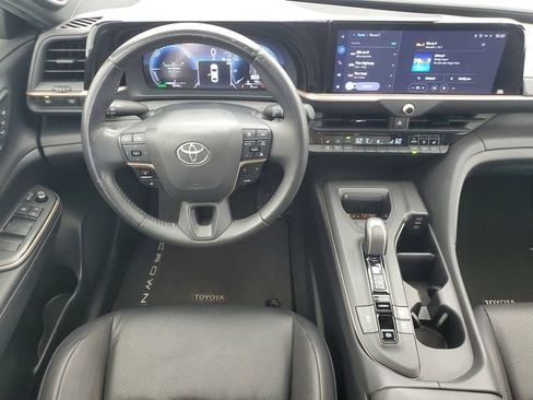 Used 2023 Toyota Crown Limited image 17