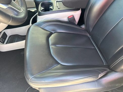 Used 2023 Chrysler Pacifica Touring-L AWD/4WD image 13