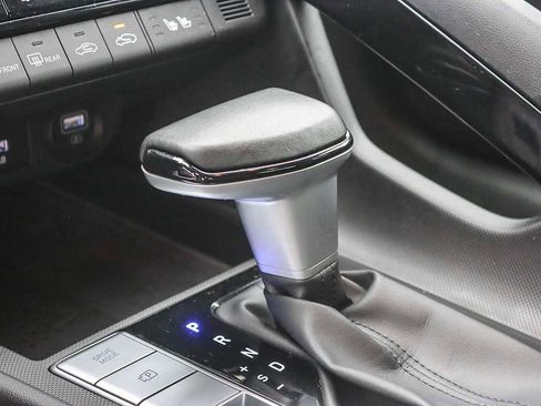 Used 2023 Hyundai Elantra Limited image 19