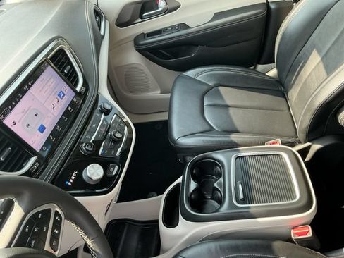 Used 2022 Chrysler Pacifica Touring-L FWD image 23